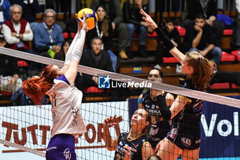 2024-02-07 - Elizaveta Kochurina of Le Cannet block the attack of Camilla Weitzel of Chieri '76 during CEV Volleyball Cup, quarter-final match between Reale Mutua Fenera Chieri '76 vs Volero Le Cannet on 7 february 2024 at the PalaGianni Asti, Torino - REALE MUTUA FENERA CHIERI'76 VS VOLERO LE CANNET - CEV CUP WOMEN - VOLLEYBALL