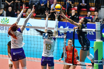 2024-02-07 - Avery Skinner of Chieri '76 in action during CEV Volleyball Cup, quarter-final match between Reale Mutua Fenera Chieri '76 vs Volero Le Cannet on 7 february 2024 at the PalaGianni Asti, Torino - REALE MUTUA FENERA CHIERI'76 VS VOLERO LE CANNET - CEV CUP WOMEN - VOLLEYBALL