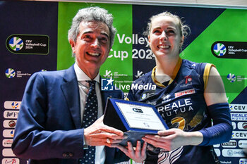 2024-02-07 - Anna Gray of Chieri '76 is the MVP of CEV Volleyball Cup, quarter-final match between Reale Mutua Fenera Chieri '76 vs Volero Le Cannet on 7 february 2024 at the PalaGianni Asti, Torino - REALE MUTUA FENERA CHIERI'76 VS VOLERO LE CANNET - CEV CUP WOMEN - VOLLEYBALL