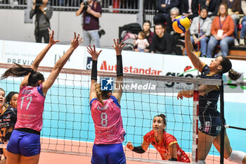 2024-02-21 - Avery Skinner of Chieri '76 in action during CEV Volleyball Cup Women match between Reale Mutua Fener Chieri '76 and Levallois Paris Saint Cloud at PalaRuffini, Torino - REALE MUTUA TENERA CHIERI 76 VS LEVALLOIS PARIS SAINT CLOUD - CEV CUP WOMEN - VOLLEYBALL
