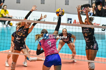 2024-02-21 - Bianca Cugno of Paris SC in action during CEV Volleyball Cup Women match between Reale Mutua Fener Chieri '76 and Levallois Paris Saint Cloud at PalaRuffini, Torino - REALE MUTUA TENERA CHIERI 76 VS LEVALLOIS PARIS SAINT CLOUD - CEV CUP WOMEN - VOLLEYBALL