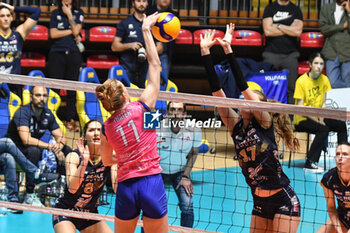 2024-02-21 - Emily Thater of Paris SC in action during CEV Volleyball Cup Women match between Reale Mutua Fener Chieri '76 and Levallois Paris Saint Cloud at PalaRuffini, Torino - REALE MUTUA TENERA CHIERI 76 VS LEVALLOIS PARIS SAINT CLOUD - CEV CUP WOMEN - VOLLEYBALL