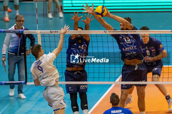 2024-01-17 - Monster block of Thomas Beretta (Vero Volley Monza) during CEV Volleyball Cup Men 2024 match between Mint VeroVolley Monza and Levski Sofia at Opiquad Arena, Monza, Italy on January 17, 2024 - MINT VERO VOLLEY MONZA VS LEVSKI SOFIA - CHALLENGE CUP MEN - VOLLEYBALL