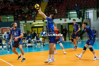 17/01/2024 - Eric Loeppky (Vero Volley Monza) on defense during CEV Volleyball Cup Men 2024 match between Mint VeroVolley Monza and Levski Sofia at Opiquad Arena, Monza, Italy on January 17, 2024 - MINT VERO VOLLEY MONZA VS LEVSKI SOFIA - CHALLENGE CUP MEN - VOLLEY