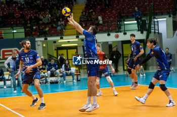 2024-01-17 - Eric Loeppky (Vero Volley Monza) on defense during CEV Volleyball Cup Men 2024 match between Mint VeroVolley Monza and Levski Sofia at Opiquad Arena, Monza, Italy on January 17, 2024 - MINT VERO VOLLEY MONZA VS LEVSKI SOFIA - CHALLENGE CUP MEN - VOLLEYBALL