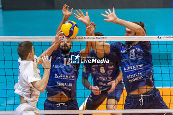 2024-01-17 - Tip of Vladimir Garkov (Levski Sofia) during CEV Volleyball Cup Men 2024 match between Mint VeroVolley Monza and Levski Sofia at Opiquad Arena, Monza, Italy on January 17, 2024 - MINT VERO VOLLEY MONZA VS LEVSKI SOFIA - CHALLENGE CUP MEN - VOLLEYBALL