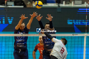 2024-01-31 - Spike of Jan Hadrava (Galatasaray Istanbul) during Semifinal CEV Volleyball Challenge Cup Men 2024 match between Mint VeroVolley Monza and Galatasaray Istanbul at Opiquad Arena, Monza, Italy on January 31, 2024 - MINT VERO VOLLEY MONZA VS GALATASARAY HDI ISTANBUL - CHALLENGE CUP MEN - VOLLEYBALL