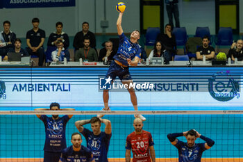 2024-01-31 - Eric Loeppky (Vero Volley Monza) at service during Semifinal CEV Volleyball Challenge Cup Men 2024 match between Mint VeroVolley Monza and Galatasaray Istanbul at Opiquad Arena, Monza, Italy on January 31, 2024 - MINT VERO VOLLEY MONZA VS GALATASARAY HDI ISTANBUL - CHALLENGE CUP MEN - VOLLEYBALL