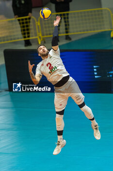 31/01/2024 - Jan Hadrava (Galatasaray Istanbul) at service during Semifinal CEV Volleyball Challenge Cup Men 2024 match between Mint VeroVolley Monza and Galatasaray Istanbul at Opiquad Arena, Monza, Italy on January 31, 2024 - MINT VERO VOLLEY MONZA VS GALATASARAY HDI ISTANBUL - CHALLENGE CUP MEN - VOLLEY