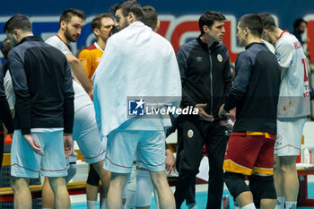 31/01/2024 - Head Coach Umut Cakir (Galatasaray Istanbul) and Players of Galatasaray Istanbul during Semifinal CEV Volleyball Challenge Cup Men 2024 match between Mint VeroVolley Monza and Galatasaray Istanbul at Opiquad Arena, Monza, Italy on January 31, 2024 - MINT VERO VOLLEY MONZA VS GALATASARAY HDI ISTANBUL - CHALLENGE CUP MEN - VOLLEY