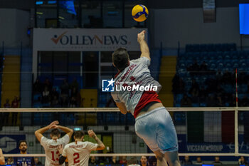 31/01/2024 - Miran Kujundzic (Galatasaray Istanbul) at service during Semifinal CEV Volleyball Challenge Cup Men 2024 match between Mint VeroVolley Monza and Galatasaray Istanbul at Opiquad Arena, Monza, Italy on January 31, 2024 - MINT VERO VOLLEY MONZA VS GALATASARAY HDI ISTANBUL - CHALLENGE CUP MEN - VOLLEY