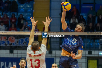 2024-01-31 - Spike of Thomas Beretta (Vero Volley Monza) during Semifinal CEV Volleyball Challenge Cup Men 2024 match between Mint VeroVolley Monza and Galatasaray Istanbul at Opiquad Arena, Monza, Italy on January 31, 2024 - MINT VERO VOLLEY MONZA VS GALATASARAY HDI ISTANBUL - CHALLENGE CUP MEN - VOLLEYBALL