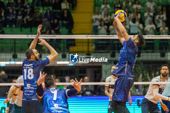 2024-02-27 - Fernando Kreling (Vero Volley Monza) during Final CEV Challenge Cup Men 2024 match between Mint VeroVolley Monza and Projekt Warszawa at Opiquad Arena, Monza, Italy on February 27, 2024 - FINAL - MINT VERO VOLLEY MONZA VS PROJEKT WARSZAWA - CHALLENGE CUP MEN - VOLLEYBALL