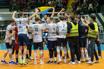 2024-02-27 - Players of Projekt Warszawa celebrate the victory at Final CEV Challenge Cup Men 2024 match between Mint VeroVolley Monza and Projekt Warszawa at Opiquad Arena, Monza, Italy on February 27, 2024 - FINAL - MINT VERO VOLLEY MONZA VS PROJEKT WARSZAWA - CHALLENGE CUP MEN - VOLLEYBALL