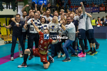 2024-02-27 - Team of Projekt Warszawa celebrate the victory at Final CEV Challenge Cup Men 2024 match between Mint VeroVolley Monza and Projekt Warszawa at Opiquad Arena, Monza, Italy on February 27, 2024 - FINAL - MINT VERO VOLLEY MONZA VS PROJEKT WARSZAWA - CHALLENGE CUP MEN - VOLLEYBALL