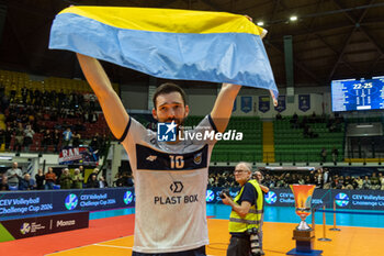 2024-02-27 - Yurii Semeniuk (Projekt Warszawa) celebrate the victory at Final CEV Challenge Cup Men 2024 match between Mint VeroVolley Monza and Projekt Warszawa at Opiquad Arena, Monza, Italy on February 27, 2024 - FINAL - MINT VERO VOLLEY MONZA VS PROJEKT WARSZAWA - CHALLENGE CUP MEN - VOLLEYBALL