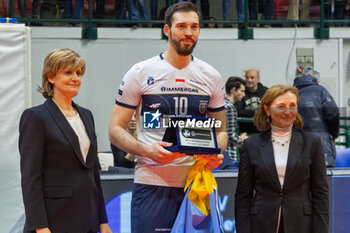 2024-02-27 - Yurii Semeniuk (Projekt Warszawa) MVP during Final CEV Challenge Cup Men 2024 match between Mint VeroVolley Monza and Projekt Warszawa at Opiquad Arena, Monza, Italy on February 27, 2024 - FINAL - MINT VERO VOLLEY MONZA VS PROJEKT WARSZAWA - CHALLENGE CUP MEN - VOLLEYBALL