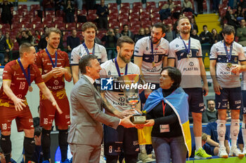 2024-02-27 - Alessandra Marzari (president Vero Volley Monza) with players of Projekt Warszawa during awards ceremony of the Final CEV Challenge Cup Men 2024 match between Mint VeroVolley Monza and Projekt Warszawa at Opiquad Arena, Monza, Italy on February 27, 2024 - FINAL - MINT VERO VOLLEY MONZA VS PROJEKT WARSZAWA - CHALLENGE CUP MEN - VOLLEYBALL