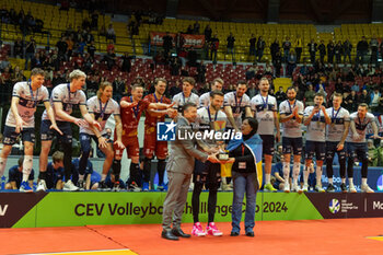 2024-02-27 - Alessandra Marzari (president Vero Volley Monza) with players of Projekt Warszawa during awards ceremony of the Final CEV Challenge Cup Men 2024 match between Mint VeroVolley Monza and Projekt Warszawa at Opiquad Arena, Monza, Italy on February 27, 2024 - FINAL - MINT VERO VOLLEY MONZA VS PROJEKT WARSZAWA - CHALLENGE CUP MEN - VOLLEYBALL