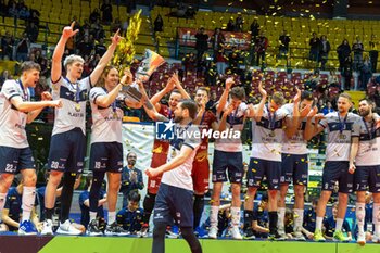 2024-02-27 - Andrzej Wrona (Projekt Warszawa) and teammates during awards ceremony of the Final CEV Challenge Cup Men 2024 match between Mint VeroVolley Monza and Projekt Warszawa at Opiquad Arena, Monza, Italy on February 27, 2024 - FINAL - MINT VERO VOLLEY MONZA VS PROJEKT WARSZAWA - CHALLENGE CUP MEN - VOLLEYBALL