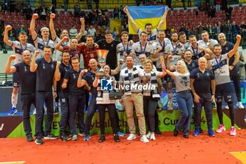 2024-02-27 - Team Projekt Warszawa celebrate the victory during Final CEV Challenge Cup Men 2024 match between Mint VeroVolley Monza and Projekt Warszawa at Opiquad Arena, Monza, Italy on February 27, 2024 - FINAL - MINT VERO VOLLEY MONZA VS PROJEKT WARSZAWA - CHALLENGE CUP MEN - VOLLEYBALL