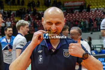 2024-02-27 - Exultation of Head Coach Piotr Graban (Projekt Warszawa) during awards ceremony of the Final CEV Challenge Cup Men 2024 match between Mint VeroVolley Monza and Projekt Warszawa at Opiquad Arena, Monza, Italy on February 27, 2024 - FINAL - MINT VERO VOLLEY MONZA VS PROJEKT WARSZAWA - CHALLENGE CUP MEN - VOLLEYBALL