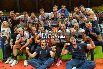 2024-02-27 - Players of Projekt Warszawa celebrate the victory during Final CEV Challenge Cup Men 2024 match between Mint VeroVolley Monza and Projekt Warszawa at Opiquad Arena, Monza, Italy on February 27, 2024 - FINAL - MINT VERO VOLLEY MONZA VS PROJEKT WARSZAWA - CHALLENGE CUP MEN - VOLLEYBALL