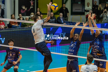 2024-02-27 - Spike of Andrzej Wrona (Projekt Warszawa) during Final CEV Challenge Cup Men 2024 match between Mint VeroVolley Monza and Projekt Warszawa at Opiquad Arena, Monza, Italy on February 27, 2024 - FINAL - MINT VERO VOLLEY MONZA VS PROJEKT WARSZAWA - CHALLENGE CUP MEN - VOLLEYBALL