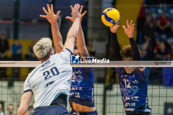 2024-02-27 - Spike of Linus Weber (Projekt Warszawa) during Final CEV Challenge Cup Men 2024 match between Mint VeroVolley Monza and Projekt Warszawa at Opiquad Arena, Monza, Italy on February 27, 2024 - FINAL - MINT VERO VOLLEY MONZA VS PROJEKT WARSZAWA - CHALLENGE CUP MEN - VOLLEYBALL