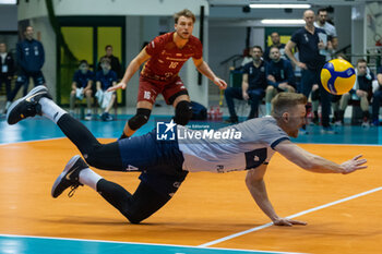 2024-02-27 - Maciej Stepien (Projekt Warszawa) on defense during Final CEV Challenge Cup Men 2024 match between Mint VeroVolley Monza and Projekt Warszawa at Opiquad Arena, Monza, Italy on February 27, 2024 - FINAL - MINT VERO VOLLEY MONZA VS PROJEKT WARSZAWA - CHALLENGE CUP MEN - VOLLEYBALL