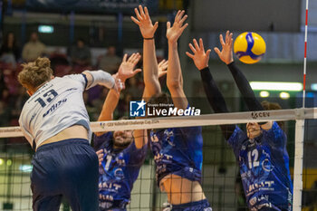 2024-02-27 - Spike of Igor Oskar Grobelny (Projekt Warszawa) during Final CEV Challenge Cup Men 2024 match between Mint VeroVolley Monza and Projekt Warszawa at Opiquad Arena, Monza, Italy on February 27, 2024 - FINAL - MINT VERO VOLLEY MONZA VS PROJEKT WARSZAWA - CHALLENGE CUP MEN - VOLLEYBALL