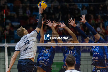 2024-02-27 - Artur Szalpuk (Projekt Warszawa) during Final CEV Challenge Cup Men 2024 match between Mint VeroVolley Monza and Projekt Warszawa at Opiquad Arena, Monza, Italy on February 27, 2024 - FINAL - MINT VERO VOLLEY MONZA VS PROJEKT WARSZAWA - CHALLENGE CUP MEN - VOLLEYBALL