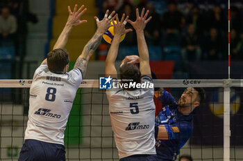 2024-02-27 - Monster block of Andrzej Wrona (Projekt Warszawa) and Jan Firlej (Projekt Warszawa) during Final CEV Challenge Cup Men 2024 match between Mint VeroVolley Monza and Projekt Warszawa at Opiquad Arena, Monza, Italy on February 27, 2024 - FINAL - MINT VERO VOLLEY MONZA VS PROJEKT WARSZAWA - CHALLENGE CUP MEN - VOLLEYBALL