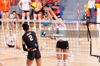 2024-10-09 - Wilma Salas of Roma Volley Club and Lara Malovic of OK Karlovac during the CEV Volleyball Challenge Cup 2025 between Roma Volley Club and OK Kelteks on 9 oct 2024 at the Palazzetto dello Sport in Rome. - CEV VOLLEYBALL CHALLENGE CUP 2025 - CHALLENGE CUP MEN - VOLLEYBALL