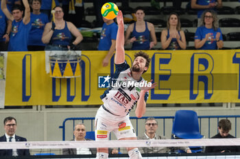 2024-01-17 - Kamil Rychlicki of ITAS Trentino Volley at serve during the match between ITAS Trentino Volley and Asseco Resovia Rzeszow, valid for Pool B of CEV Men Volley Champions League 2023/2024 at Il T Quotidiano Arena on January 17, 2023, Trento, Italy. - ITAS TRENTINO VS ASSECO RESOVIA RZESZOW - CHAMPIONS LEAGUE MEN - VOLLEYBALL