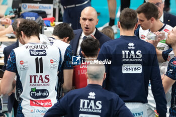 2024-01-17 - Fabio Soli head coach of ITAS Trentino Volley is coaching during the match between ITAS Trentino Volley and Asseco Resovia Rzeszow, valid for Pool B of CEV Men Volley Champions League 2023/2024 at Il T Quotidiano Arena on January 17, 2023, Trento, Italy. - ITAS TRENTINO VS ASSECO RESOVIA RZESZOW - CHAMPIONS LEAGUE MEN - VOLLEYBALL