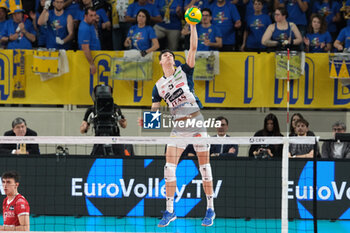 2024-02-29 - Alessandro Michieletto of ITAS Trentino Volley at serve during the match between ITAS Trentino Volley and Berlin Recycling Volleys, quarter of finals of CEV Men Volley Champions League 2023/2024 at Il T Quotidiano Arena on February 29, 2024, Trento, Italy. - QUARTER OF FINALS - ITAS TRENTINO VS BERLIN RECYCLING VOLLEYS - CHAMPIONS LEAGUE MEN - VOLLEYBALL