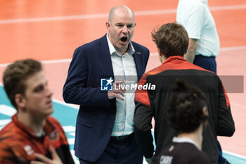 2024-02-29 - Joel Banks head coach of Berlin Recycling Volleys during the match between ITAS Trentino Volley and Berlin Recycling Volleys, quarter of finals of CEV Men Volley Champions League 2023/2024 at Il T Quotidiano Arena on February 29, 2024, Trento, Italy. - QUARTER OF FINALS - ITAS TRENTINO VS BERLIN RECYCLING VOLLEYS - CHAMPIONS LEAGUE MEN - VOLLEYBALL