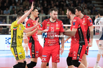 2024-03-13 - Cucine Lube Civitanova Team celebrates after scores a point during the match between ITAS Trentino Volley and Cucine Lube Civitanova, semifinals of CEV Men Volley Champions League 2023/2024 at Il T Quotidiano Arena on March 13, 2024, Trento, Italy. - SEMILFINALS - ITAS TRENTINO VS CUCINE LUBE CIVITANOVA - CHAMPIONS LEAGUE MEN - VOLLEYBALL