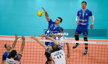 13/11/2024 - MONSTER BLOCK MATTEO PIANO AND YACINE LOUATI (POWERVOLLEY MILANO) AND KLENNERT VAN ELSEN (KNACK VOLLEY ROESELARE) - ALLIANZ MILANO VS KNACK ROESELARE - CHAMPIONS LEAGUE MEN - VOLLEY