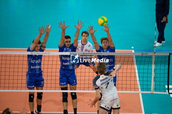 13/11/2024 - MONSTER BLOCK SEPPE ROTTY, LENNERT VAN ELSEN AND BASIL DERMAUX (KNECK VOLLEY ROESELARE) AND FERRE REGGERS (POWERVOLLEY MILANO) - ALLIANZ MILANO VS KNACK ROESELARE - CHAMPIONS LEAGUE MEN - VOLLEY