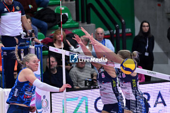 2024-01-24 - Spike of Kathrin Plummer ( ( Prosecco Doc Imoco Conegliano ) - PROSECCO DOC IMOCO CONEGLIANO VS IL BISONTE FIRENZE - WOMEN ITALIAN CUP - VOLLEYBALL