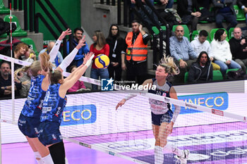 2024-01-24 - Spike of Kendall Kipp ( Bisonte Firenze ) with block of Spike of Sarah Fahr and Kathrin Plummer ( Prosecco Doc Imoco Conegliano ) - PROSECCO DOC IMOCO CONEGLIANO VS IL BISONTE FIRENZE - WOMEN ITALIAN CUP - VOLLEYBALL