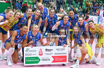 2024-01-24 - The Imoco team, winner of the match, celebrates their passage to the Final Four in Trieste - PROSECCO DOC IMOCO CONEGLIANO VS IL BISONTE FIRENZE - WOMEN ITALIAN CUP - VOLLEYBALL