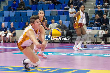 2024-01-24 - Giulia Melli (Roma Volley Club) on defense - ALLIANZ VERO VOLLEY MILANO VS AEROITALIA ROMA VOLLEY - WOMEN ITALIAN CUP - VOLLEYBALL