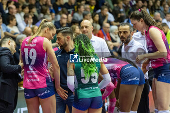 2024-02-17 - Head coach Marco Gaspari (Allianz VV Milano) during timeout with Players of Vero Volley Milano during FinalFour Italian Cup Frecciarossa 2024 match between Allianz VeroVolley Milano and Savino Del Bene Scandicci at PalaTrieste, Trieste, Italy on February, 2024 - SEMIFINALS - ALLIANZ VV MILANO VS SAVINO DEL BENE SCANDICCI - WOMEN ITALIAN CUP - VOLLEYBALL