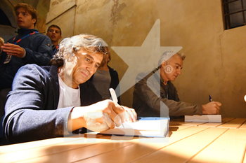 2019-09-06 - Alex Zanardi  e Gianluca Gasparini firmano le copie del libro alla fine dell´incontro all´interno di Festivaletteratura in piazza Castello a Mantova - MI CHIAMO ALEX ZANARDI E SONO UN PILOTA - DISCUSSIONE TRA ALEX ZANARDI E FRANCESCO ABATE CON GIANLUCA GASPARINI - EVENTS - OTHER SPORTS