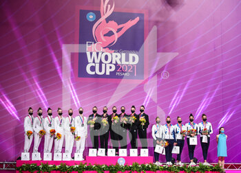 2021-05-30 - Award ceremony 3 hopps/2 pair of clubs Italy group team wins gold medal, Russian group team wins silver medal and Israel group team wins bronze medal during the Rhythmic Gymnastics FIG World Cup 2021 Pesaro at Vitrifrigo Arena, Pesaro, Italy on May 30, 2021 - Photo FCI / Fabrizio Carabelli - RHYTHMIC GYMNASTICS WORLD CUP 2021 - GYMNASTICS - OTHER SPORTS