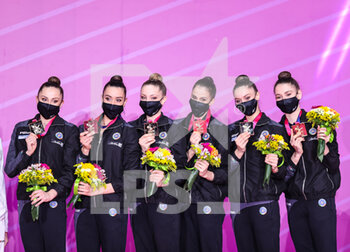 2021-05-30 - Award ceremony 3 hopps/2 pair of clubs Italy group team wins gold medal during the Rhythmic Gymnastics FIG World Cup 2021 Pesaro at Vitrifrigo Arena, Pesaro, Italy on May 30, 2021 - Photo FCI / Fabrizio Carabelli - RHYTHMIC GYMNASTICS WORLD CUP 2021 - GYMNASTICS - OTHER SPORTS