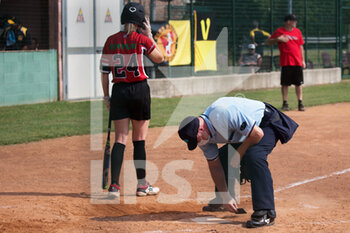 2021-08-16 - Referee and player of the team Neunkirchen Nightmares from Germany - WOMEN'S EUROPEAN CUP WINNERS CUP 2021 - SOFTBALL - OTHER SPORTS